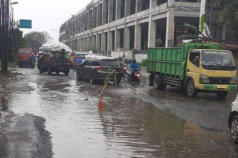 Warga Tanam Pohon Pisang di Jalan Berlubang di Pondok Ungu Bekasi