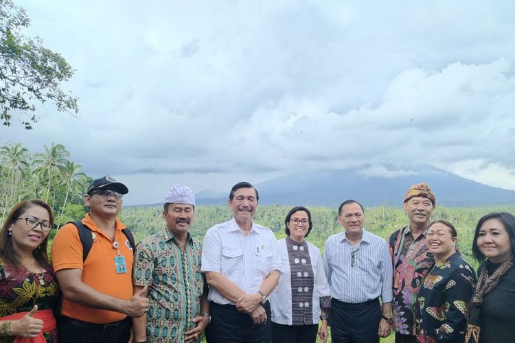 Menko Maritim Luhut Binsar Pandjaitan, Menkeu Sri Mulyani dan Gubernur BI Agus Martowardojo saat mengunjungi pos pemantauan Gunung Agung di Desa Rendang, Karangasem, Bali, pada Jumat (22/12/2017). 