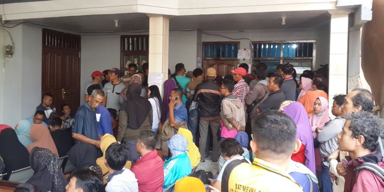 Ratusan orang mengantri di rumah Ningsih Tinampi di Pandaan, Kabupaten Pasuruan untuk berobat, Selasa (17/9/2019)