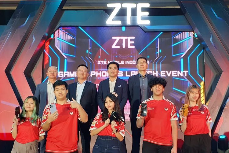 Ni Fei (ujung kanan), Senior Vice President ZTE Corporation, President of ZTE Mobile berfoto bersama dengan petinggi ZTE lain dan tim e-sport Bigetron Esports, dalam peluncuran Red Magic 8S Pro dan Nubia Neo 5G di Indonesia, Selasa (29/8/2023).