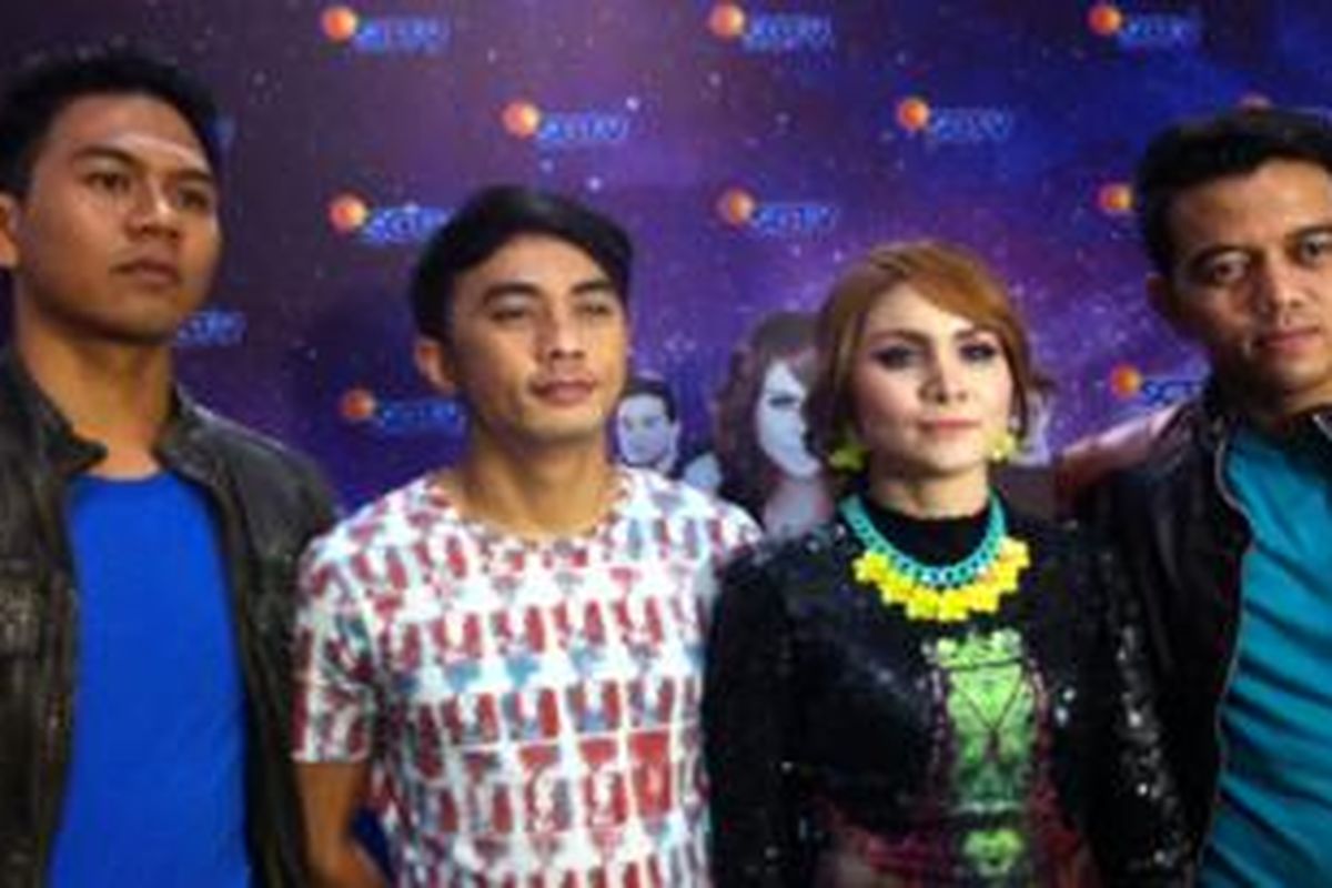 Para personel band Geisha, yaitu (dari kiri ke kanan) Dhan (keybord), Nard (bas), Momo (vokal), dan Aan (drum) berfoto sesudah tampil dalam konser Bersinar Terang, Selasa (13/5/2014) malam. Roby (gitar) masih menjalani hukuman di Rumah Tahanan Salemba, Jakarta Pusat.