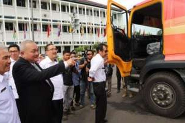 Penyerahan Mobil Compactor Persampahan tersebut diberikan langsung oleh Direktur Pengembangan Penyehatan Lingkungan Permukiman Ditjen Cipta Karya PUPR, Dodi Kris Pratmadi kepada Gubernur Sumsel, H Alex Noerdin di Halaman Kantor Gubernur Sumsel, Selasa (10/1/2017). 
