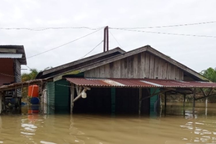 Penampakan rumah warga yang dilanda banjir di Desa Rantau Kasih, Kecamatan Kampar Kiri Hilir, Kabupaten Kampar, Riau, Rabu (3/1/2024).