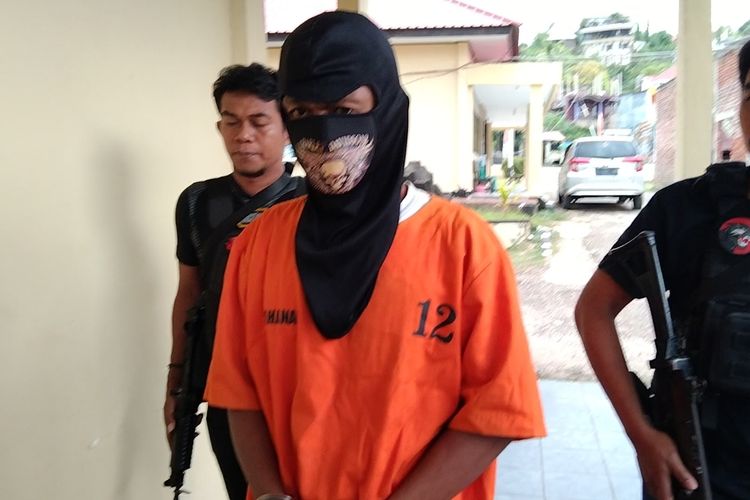 Seorang aparatur sipil negara (ASN) yang tercatat di Kabupaten Buton Tengah, Sulawesi Tenggara, inisial JB (40), tega mencabuli anak kandungnya sendiri di rumahnya, Kecamatan Lealea, Kota Baubau.