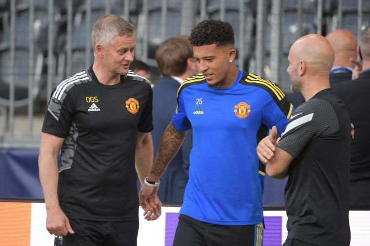 Jadon Sancho berbicara dengan pelatih Manchester United Ole Gunnar Solskjaer.