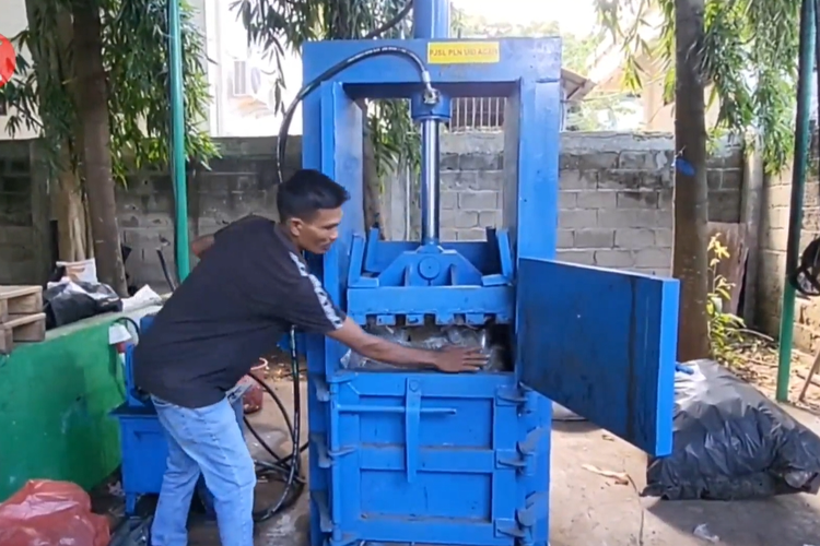 Sistem pengolahan sampah di Bank Sampah Unsyiah, Aceh. 
