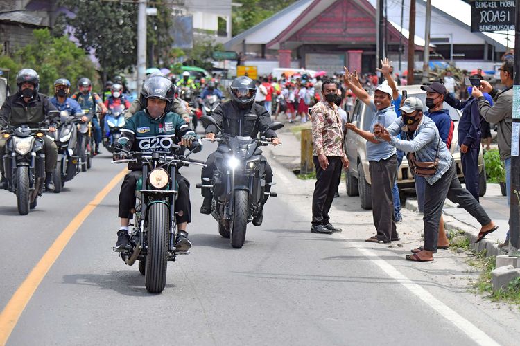 Presiden Joko Widodo naik motor custom miliknya dari Sibisa di Kabupaten Toba menuju Parapat di Kabupaten Simalungun, Sumatera Utara, Rabu (2/2/2022). Salah satu agenda Presiden Joko Widodo hari ini di Sumatera Utara adalah meresmikan Jalan Bypass (lingkar luar) Balige, Kabupaten Toba.