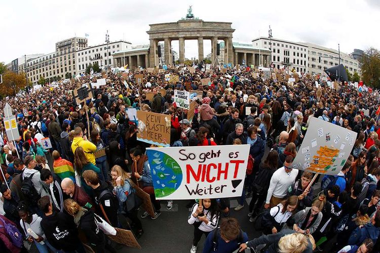 Warga berpartisipasi dalam gerakan Global Climate Strike Fridays for Future di Berlin, Jerman, Jumat (20/9/2019). Aksi Climate Strike 2019 digelar serentak di 163 negara di seluruh dunia, terinspirasi dari Greta Thunberg, remaja aktivis lingkungan yang bersama ribuan murid sekolah lainnya berkampanye tentang penanganan perubahan iklim di Swedia, 2018 lalu.