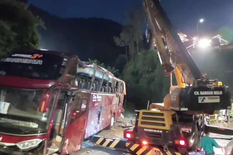 Bangkai bus peziarah yang kecelakaan akhirnya berhasil dievakuasi crane dari dasar Sungai Awu kawasan Objek Wisata Pemandian Air Panas Guci, Desa Rembul, Kecamatan Bojong,  Kabupaten Tegal, Jawa Tengah, Senin (8/5/2023) petang. 