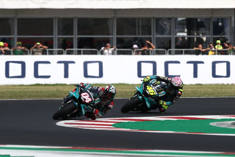 Andrea Dovizioso dan Valentino Rossi saat berlaga pada MotoGP San Marino 2021