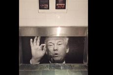 Pub Ini Hiasi Tempat Buang Air Kecil dengan Foto Donald Trump