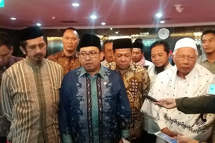 GNPF Ulama bertemu Pelaksana Tugas Ketua DPR RI Fadli Zon dan Wakil Ketua DPR RI Fahri Hamzah di Kompleks Parlemen, Senayan, Jakarta, Kamis (14/12/2017).