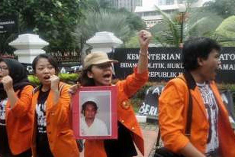 Seorang mahasiswa memegang foto BR Norma Irmawan, mahasiswa Atma Jaya yang ditembak saat demonstrasi mahasiwa 13 November 1998. Keluarga korban Tragedi Semanggi I bersama Senat Mahasiswa Fakultas Hukum Unika Atma Jaya Jakarta melakukan unjuk rasa di depan kantor Kementerian Koordinator bidang Politik, Hukum dan Kemanan, Jalan Merdeka Barat, Jakarta Pusat, Senin (14/11/2016).