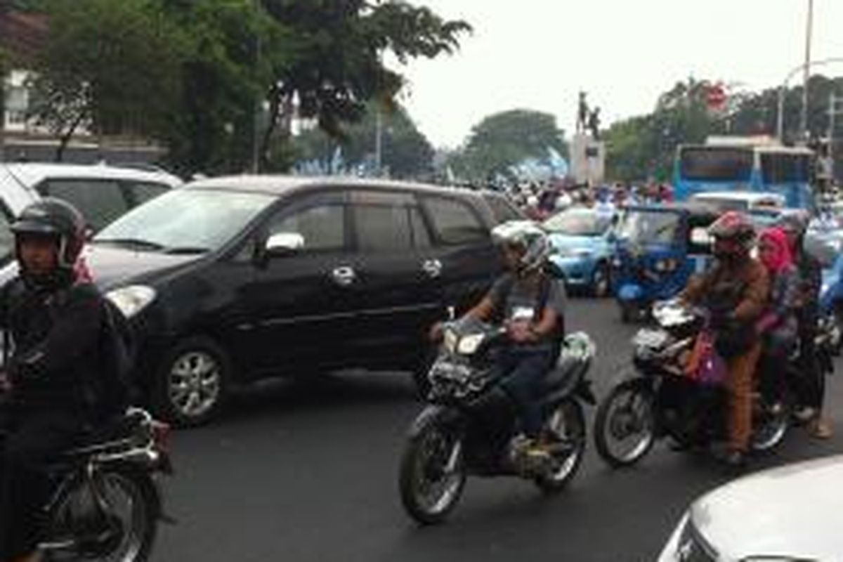 Buruh menutup jalan menuju Tugu Tani, Jakarta Pusat sehingga lalu lintas menuju Jalan Kwitang Raya dari Jalan Kebon Sirih dialihkan ke arah Gambir.