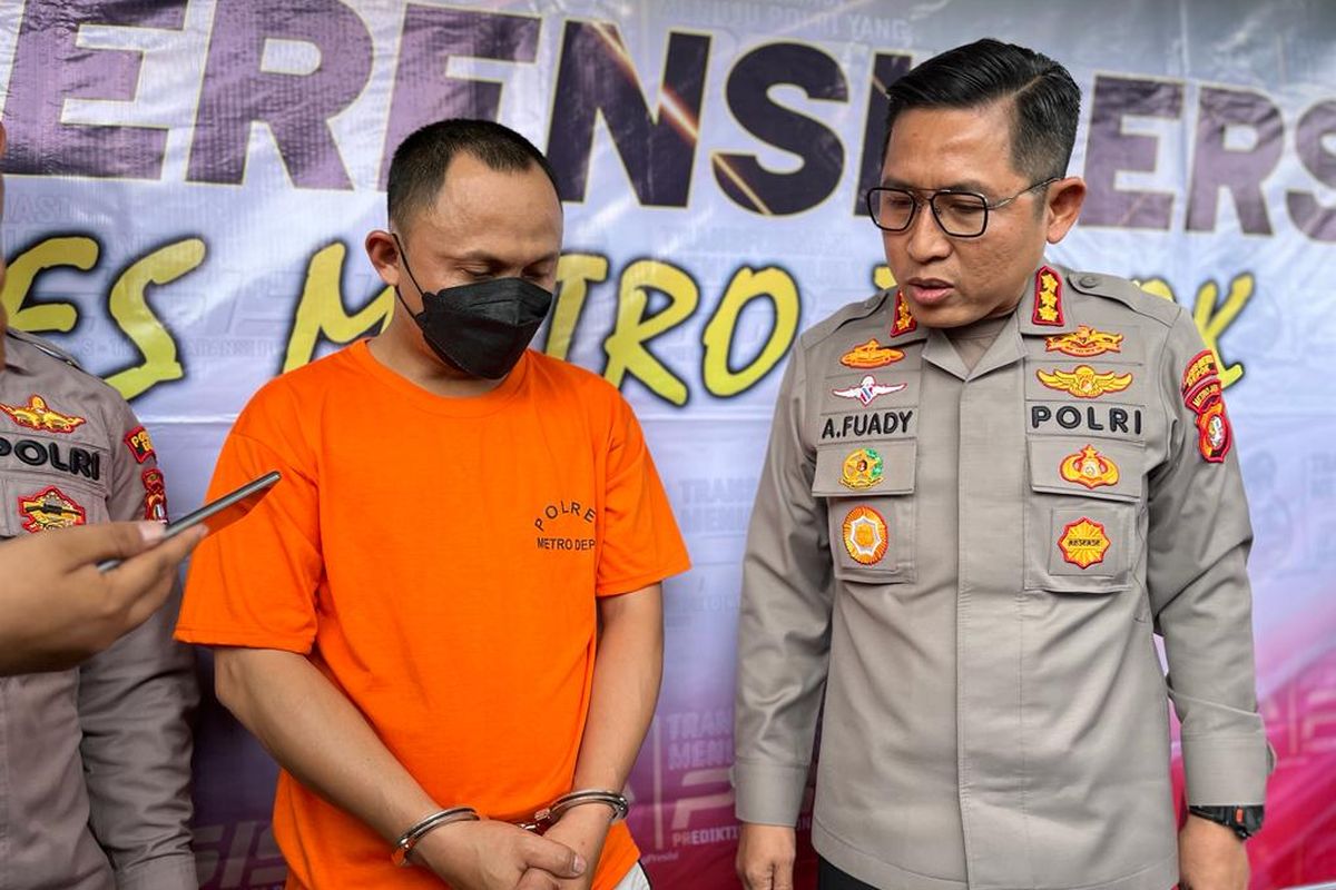 T, pengendara motor yang tendang dosen Universitas Indonesia (UI) saat diinterogasi di Mapolrestro Depok, pada Senin (20/3/2023).