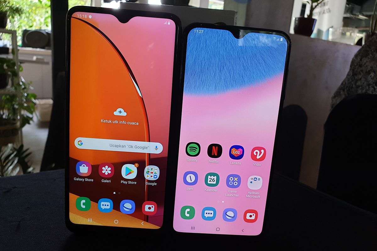 Samsung Galaxy A20s (kiri) dan Galaxy A30s