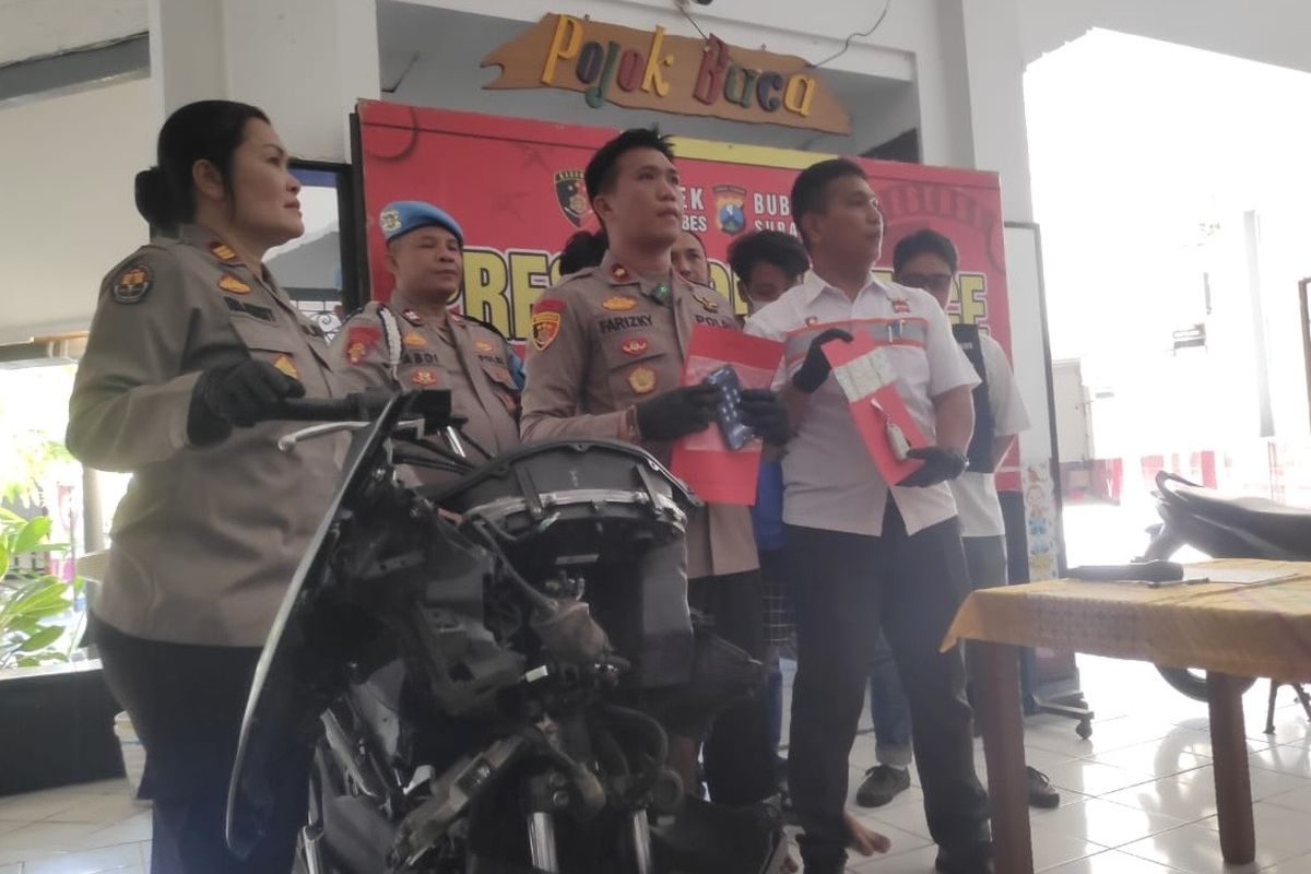 Sepeda motor pelaku jambret di Surabaya yang dirusak warga, Rabu (9/7/2025).