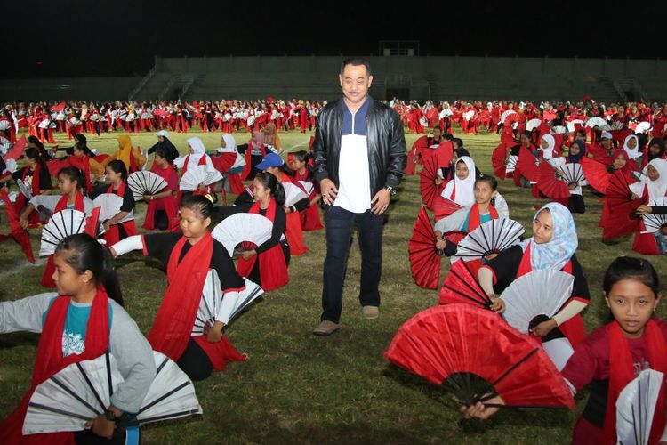 Ketua Panitia Festival Gandrung Sewu Budianto sedang meninjau latihan 1.300 penari yang akan membawakan sendratari epic Gandrung Sewu, di Pantai Marina Boom, Bayuwangi, Sabtu (12/10/2019).