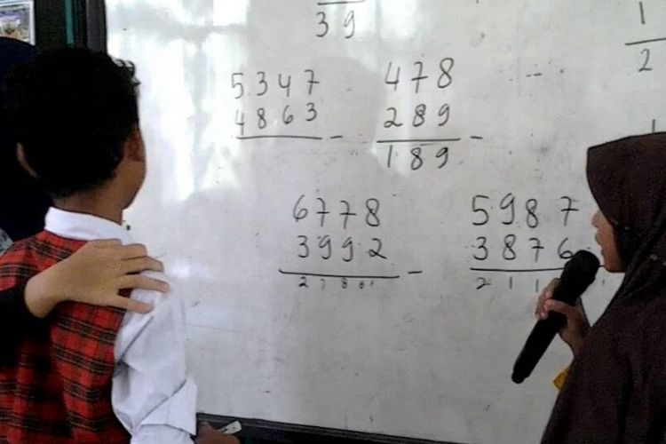 Siswa peserta matematika gasing sedang mengajarkan pada siswa lain di SD Tangerang Banten.