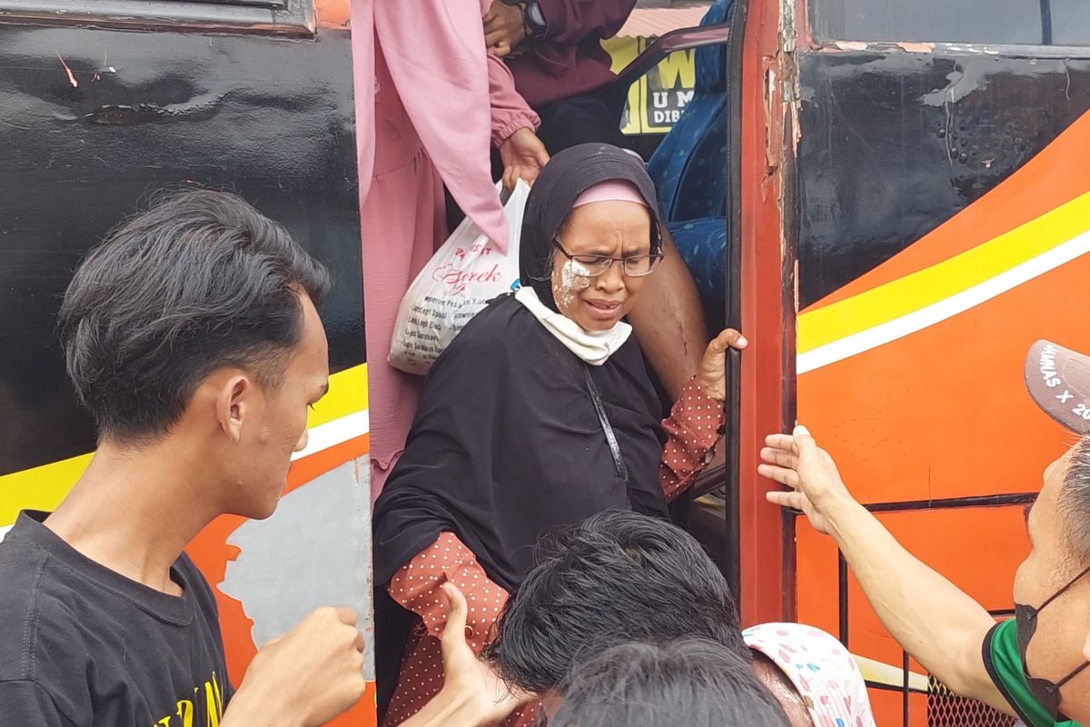 Salah satu korban luka-luka akibat kecelakaan lalu lintas di Ciamis, Jawa Barat, yang tiba di Kecamatan Sukamulya, Kabupaten Tangerang, pada Minggu (22/5/2022) sekitar pukul 15.30 WIB.