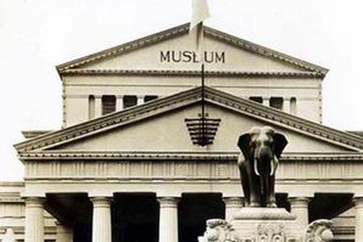 Patung gajah di depan Museum Nasional
