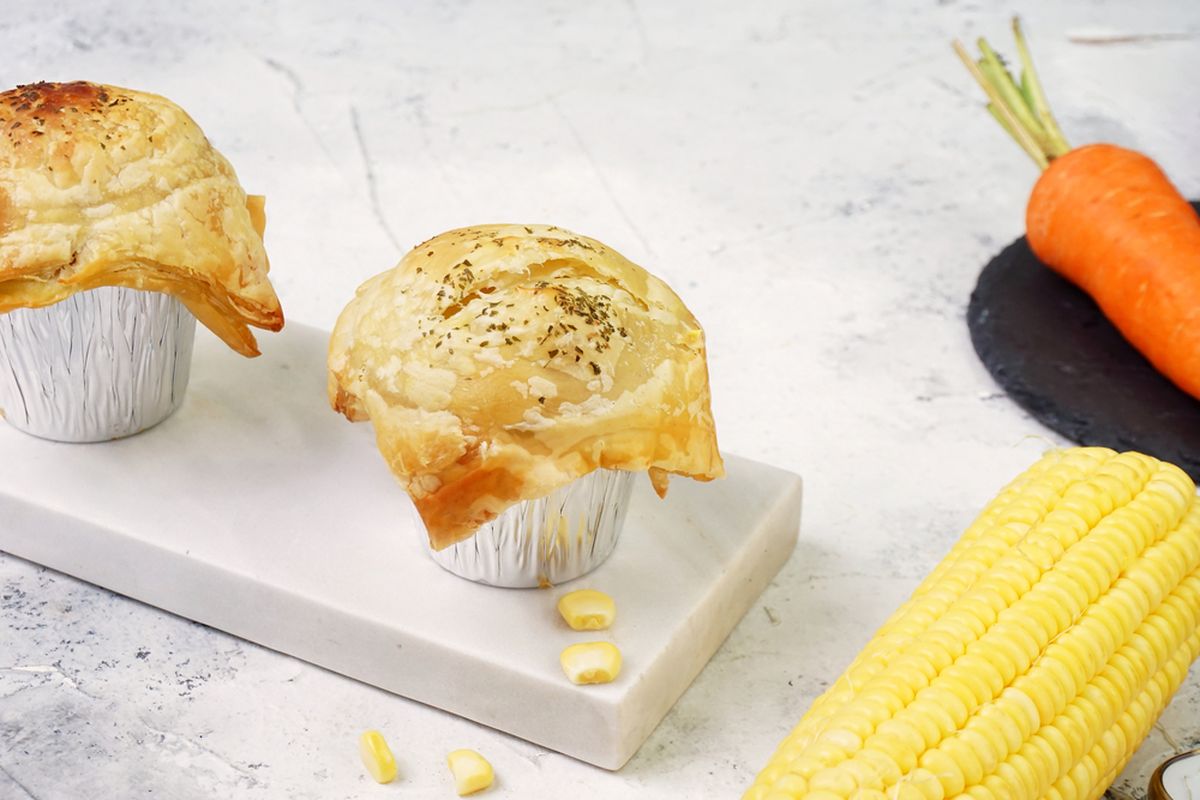 Ilustrasi zuppa soup, sup krim dengan puff pastry. 