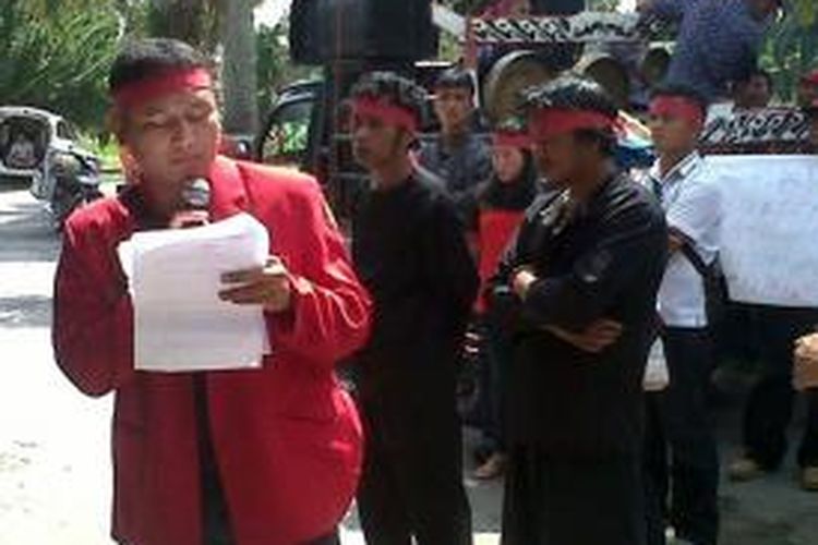 Koordinator GMPP Rizal Sipayung saat membacakan pernyataan sikap di depan Kantor KPU Kabupaten Simalungun, di Jalan Asahan, pematangsiantar, Sumatera Utara, Senin (20/1/2014).