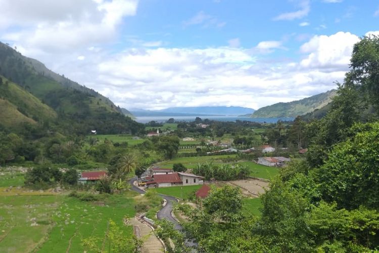 Lembah Bakkara yang dilihat dari ketinggian di Desa Marbun Tonga Marbun Dolok, Kecamatan Baktiraja, Kabupaten Humbang Hasundutan (Humbahas), Sumatera Utara.
