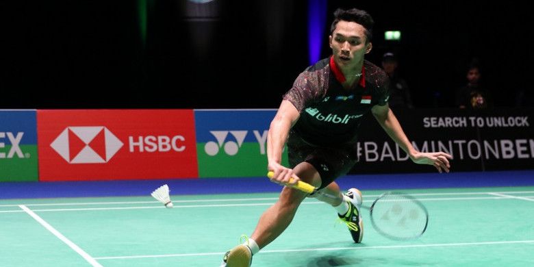 Pebulu tangkis tunggal putra Indonesia, Jonatan Christie, mengembalikan kok kepada Son Wan-ho, pada babak kedua All England 2018 yang berlangsung di Arena Birmingham, Kamis (15/3/2018).