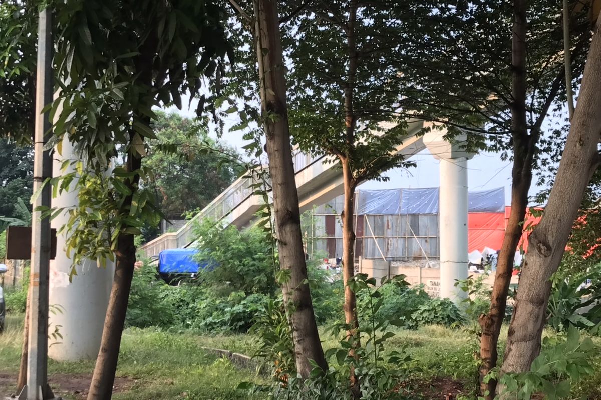 Tempat pengisian tabung gas Elpiji di dekat Jembatan Penyeberangan Orang (JPO) M. Saidi Raya, Petukangan Raya, Pesanggrahan, Jakarta Selatan pada Kamis (9/9/2021) sore. Dari dekat JPO, bau gas Elpiji tercium. 