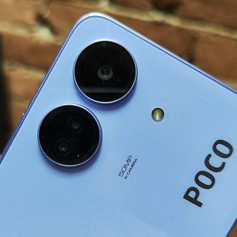 Poco C65 datang dua kamera belakang yang disematkan secara vertikal tanpa penampang. Konfigurasi kameranya masing-masing adalah kamera utama 50 MP (f/1.8) dan kamera makro 2 MP (f/2.4).