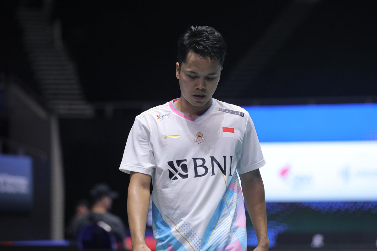 Anthony Sinisuka Ginting saat melawan Leong Jun Hao (Malaysia) pada babak 16 besar Singapore Open 2024 di Singapore Indoor Stadium, Kamis (30/5/2024). 