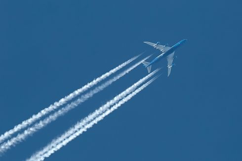 Apa Itu Chemtrails, Fenomena Jejak Asap Pesawat yang Dikaitkan dengan Penyebaran Omicron?