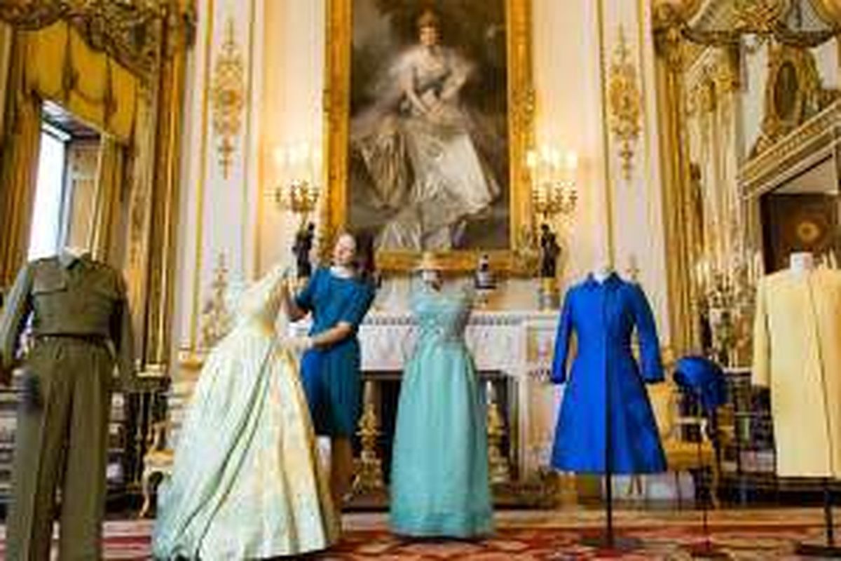 Fashioning a Reign: 90 Years of Style from The Queen's Wardrobe 
