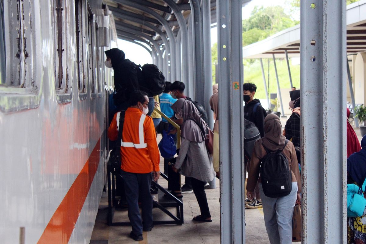 Penumpang KA menunggu antrian masuk gerbong di Daop 9 Jember 