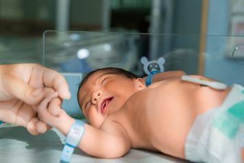 3 Fase Bikin Stres Saat Bayi Tabung, Ini Cara Menjaga Mental Kamu