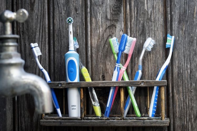 Beberapa sikat gigi yang disimpan berdekatan dapat menyebarkan bakteri satu sama lain, terutama jika tidak diganti secara rutin