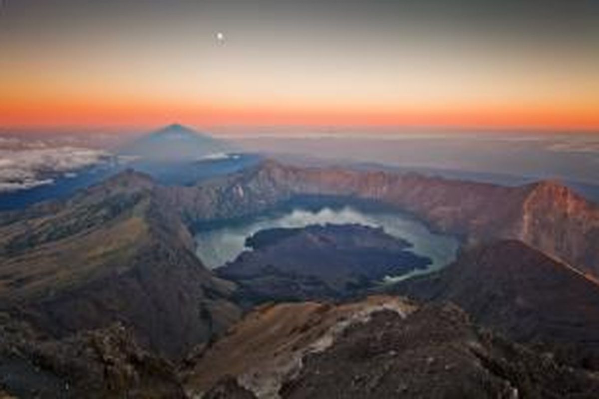 Pemandangan dari puncak Gunung Rinjani (3,726 meter) di Lombok, Nusa Tenggara Barat. Terlihat Danau Segara anak yang terletak di Kaldera Rinjani.