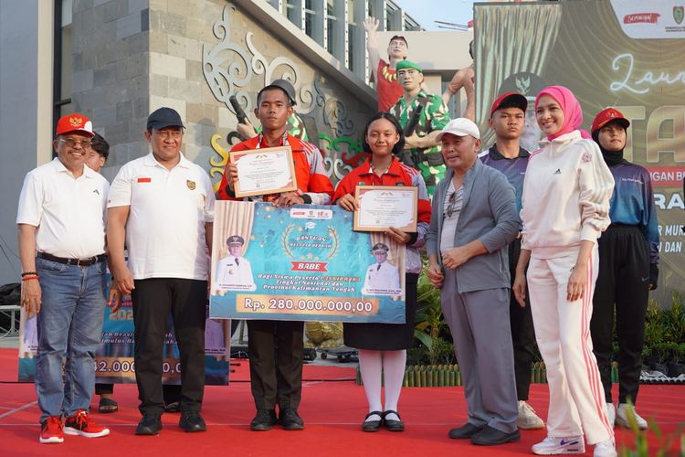 Pemprov Kalteng meluncurkan program Tabe Wirausaha serta pasar murah bagi mahasiswa kurang mampu di Bundaran Besar (Bunbes) Palangkaraya, Minggu (18/8/2024).