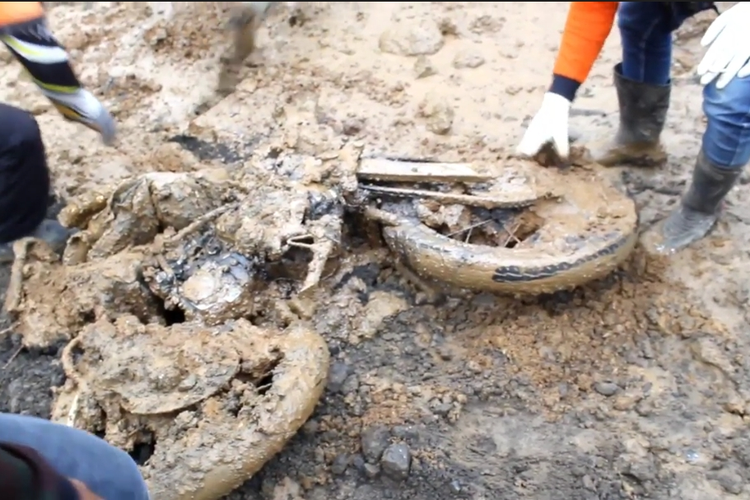 Sepeda motor yang ditemukan petugas dibawah tumpukan material longsor di Pronojiwo, Lumajang, Senin (10/6/2024)