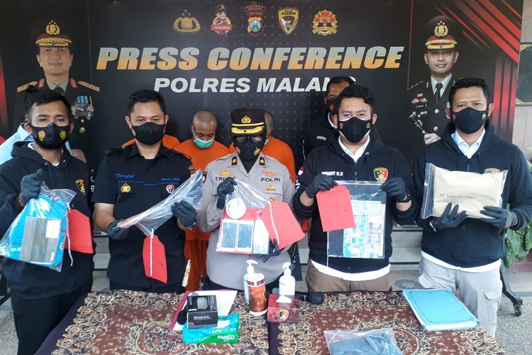 Kapolsek Dau, Kompol Triwik Winarni bersama Kasatreskrim Polres Malang, AKP Dony Bara'langi saat konferensi pers kasus pencurian driver taksi online.