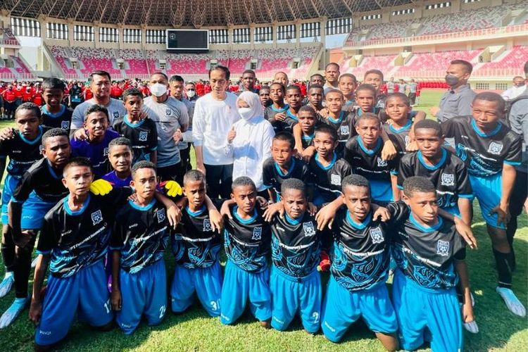 Presiden berharap, Papua Football Academy lahirkan penerus Rully Nere dan Ricky Kambuaya.