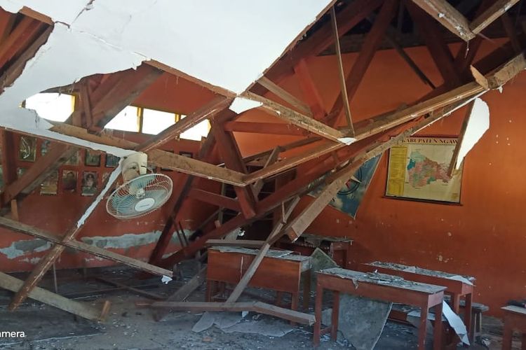 Lapuk atap SD N 7 Sidolaju Kabupaten Ngawi ambruk. Beruntung bruknya atap bangunan terjadi pada dinihari.