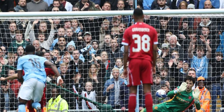 Kiper Manchester City, James Trafford, menyelamatkan penalti striker Liverpool, Mohamed Salah, pada laga perempat final Piala FA Inggris antara Manchester City dan Liverpool di Stadion Etihad di Manchester, barat laut Inggris, pada 4 April 2026.