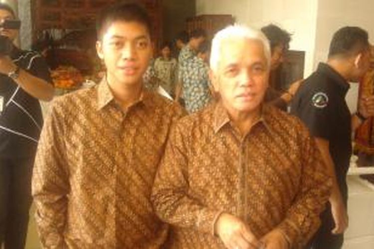 Hatta Rajasa dan Rasyid Rajasa, tampil seragam dengan batik dengan motif yang serupa saat merayakan lebaran, Senin (28/7/2014).