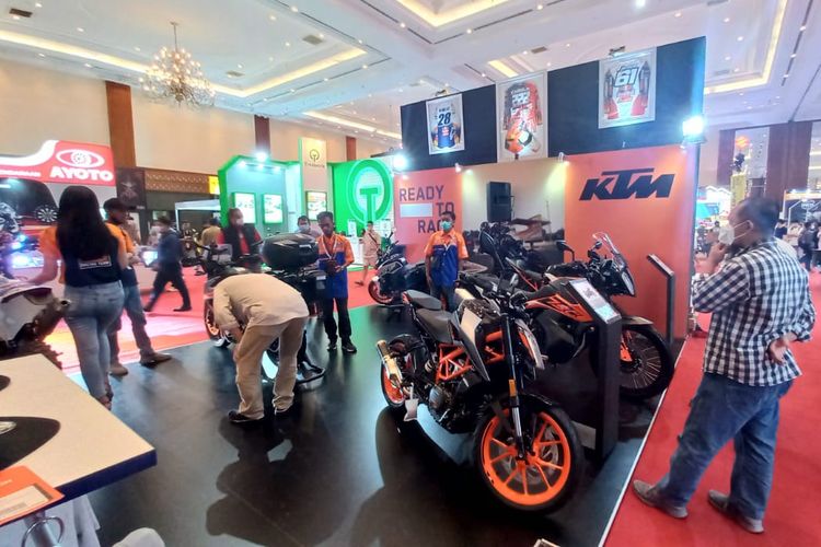 Booth KTM dan Husqvarna di Indonesia Motorcycle Show (IMOS) 2022