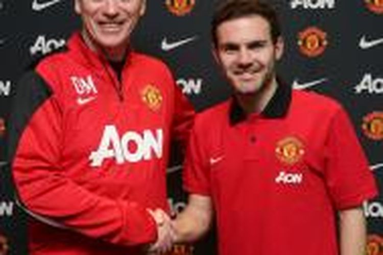Pelatih Manchester United, David Moyes bersama Juan Mata. 