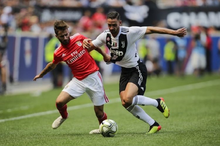 Mattia De Sciglio dan Rafa berebut bola pada pertandingan ICC 2018 antara Juventus dan Benfica di Red Bull Arena, 28 Juli 2018. 