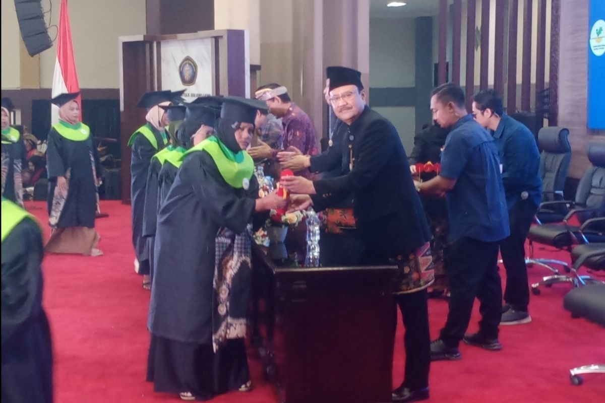 Menteri Sosial (Mensos), Syaifullah Yusuf atau Gus Ipul mewisuda ratusan lulusan Program Keluarga Harapan (PKH) di Gedung Samantha Krida, Universitas Brawijaya (UB) Malang pada Jumat (2/5/2025).