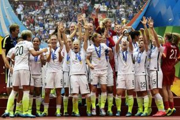 Tim nasional putri Amerika Serikat merayakan keberhasilan mereka meraih gelar Piala Dunia Wanita 2015 di Vancouver, Kanada, Senin (6/7/2015) pagi WIB.